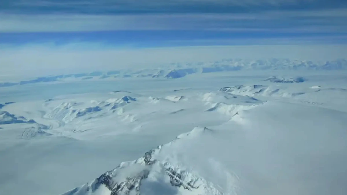A_view_of_Antarctica’s_ice_sheet_and_mountains